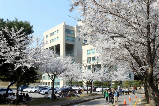 Khuôn viên đẹp như tranh của trường Đại học Myongji