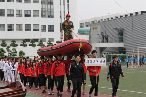 Sinh viên tham gia lễ hội thể thao tại Cao đẳng Khoa học Kỹ thuật Busan
